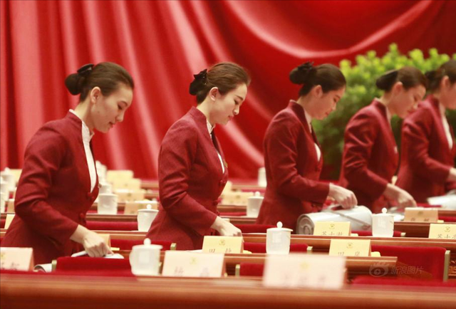 人民大會堂禮儀服務(wù)員選拔 為何四年一換且非北京本地人？